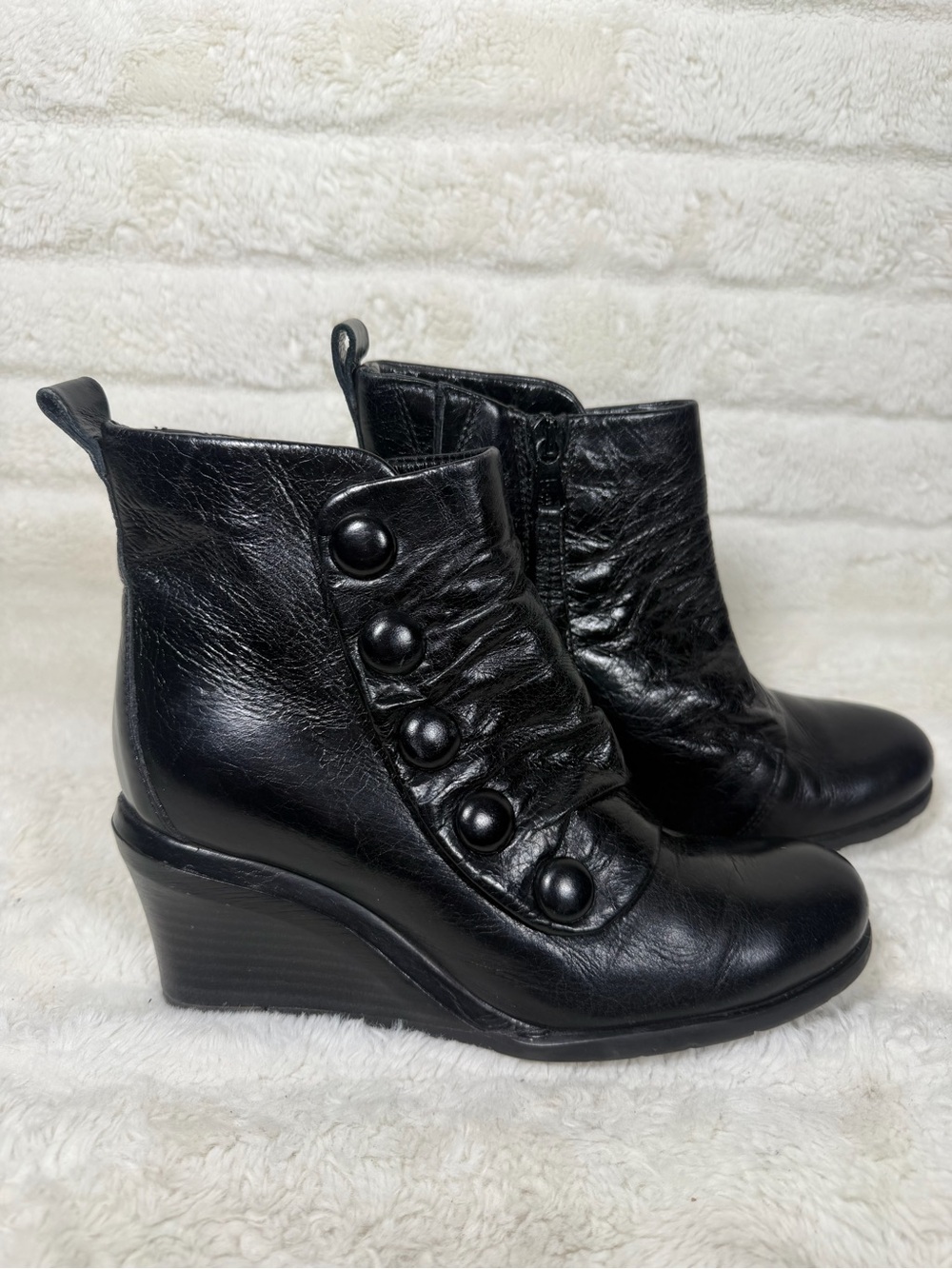 Miz Mooz Women’s Nimah Black Leather side zip Ankle Boots buttons sz 36/6
